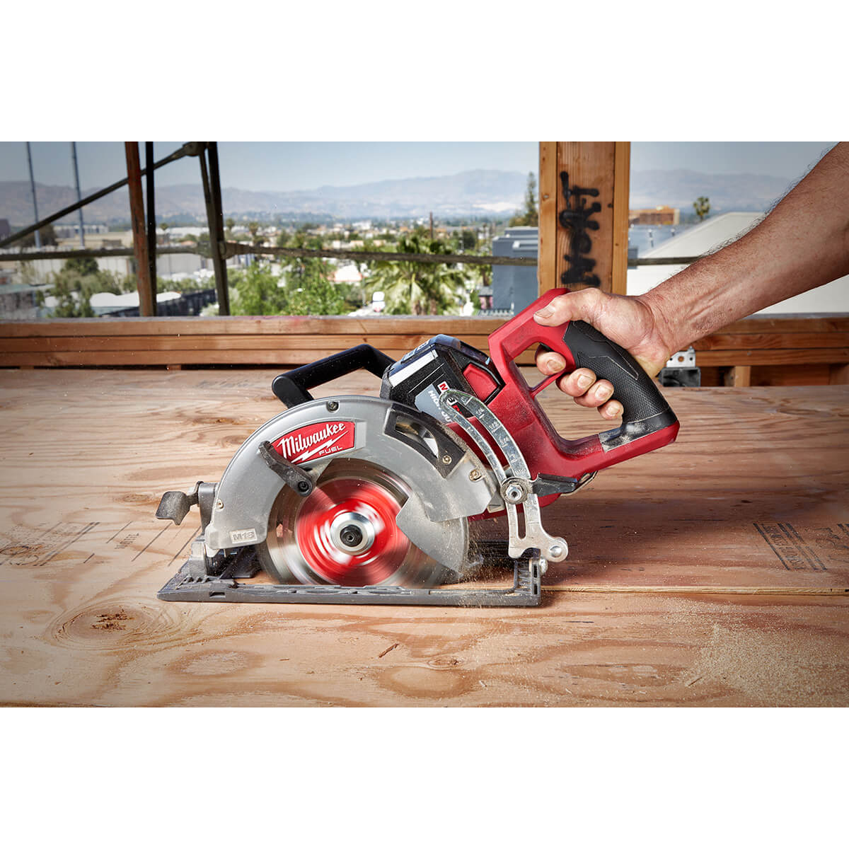 Milwaukee 2830-21HD - M18 FUEL™ Rear Handle 7-1/4" Circular Saw Kit