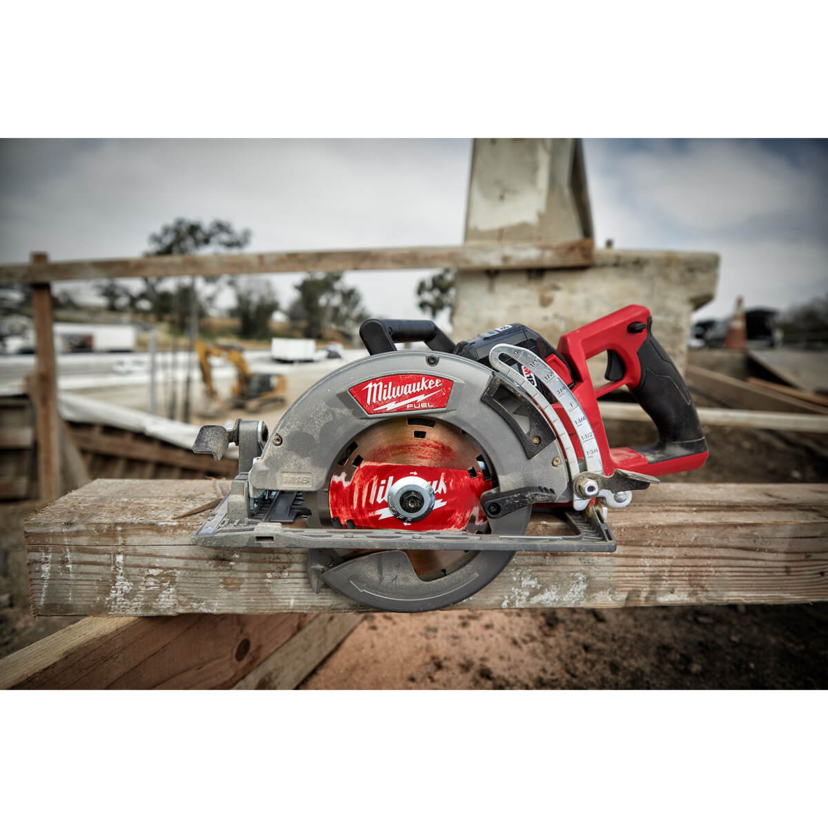 Milwaukee 2830-21HD - M18 FUEL™ Rear Handle 7-1/4" Circular Saw Kit